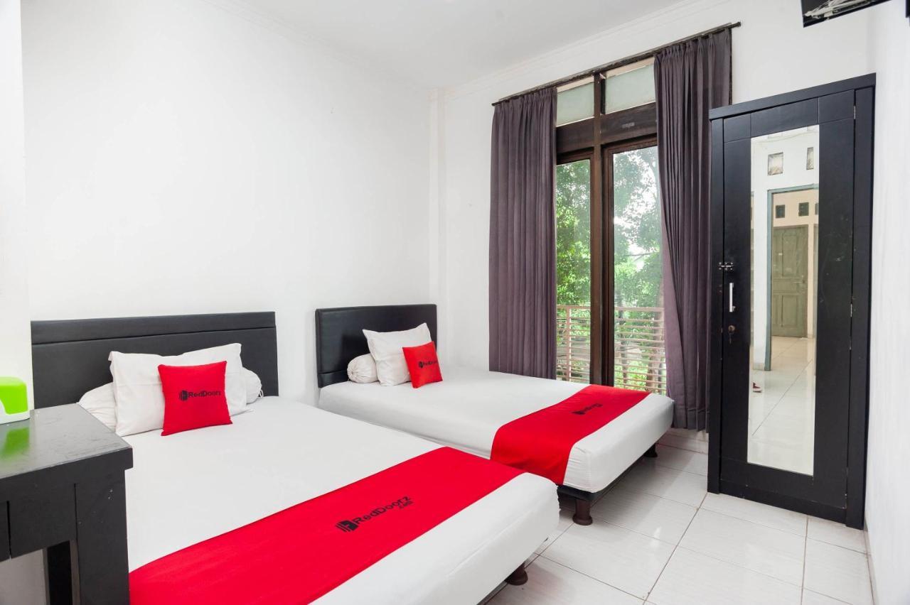 Reddoorz Syariah Near Grand Galaxy Park Hotel Ceger Exterior foto