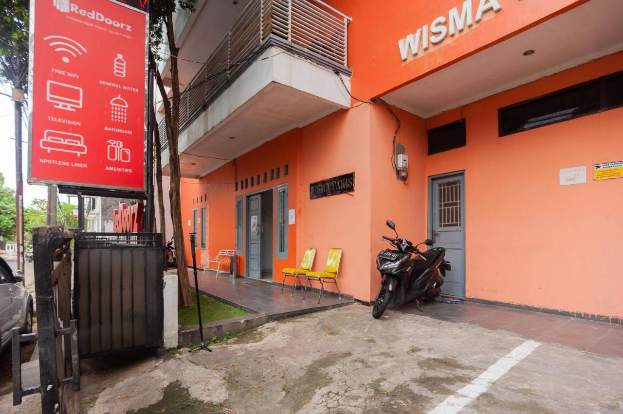 Reddoorz Syariah Near Grand Galaxy Park Hotel Ceger Exterior foto