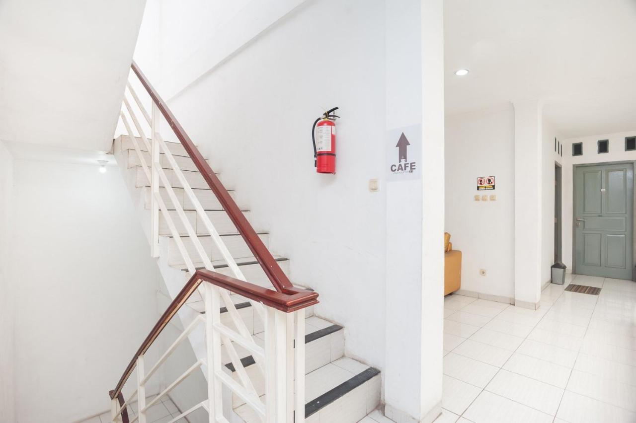 Reddoorz Syariah Near Grand Galaxy Park Hotel Ceger Exterior foto