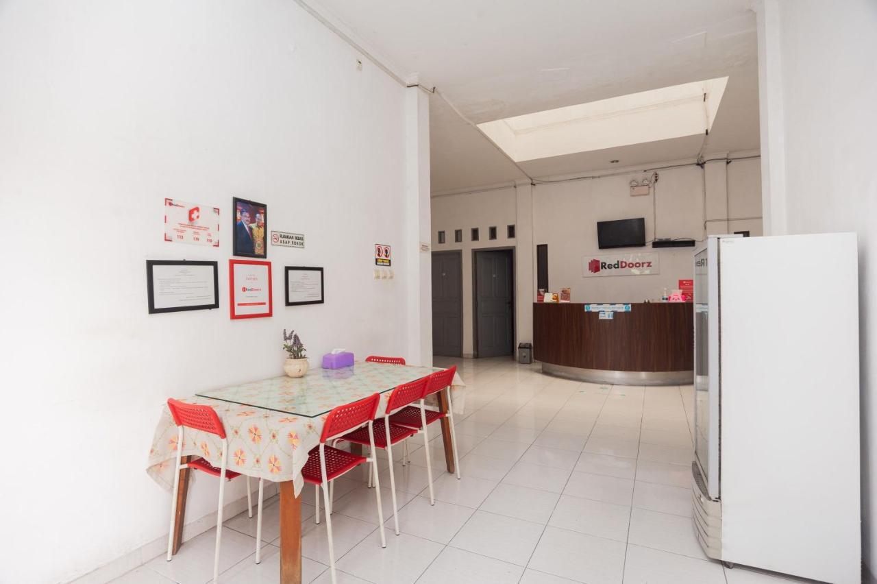Reddoorz Syariah Near Grand Galaxy Park Hotel Ceger Exterior foto