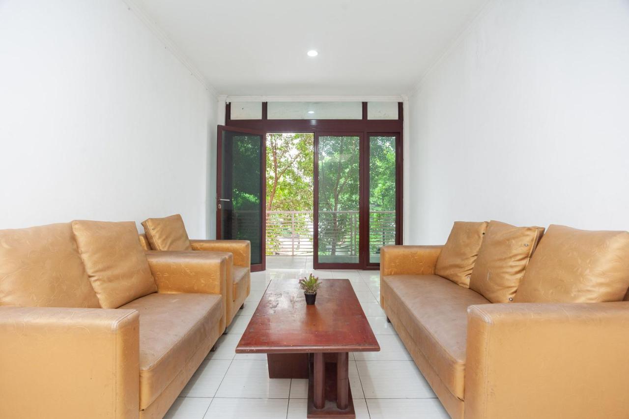 Reddoorz Syariah Near Grand Galaxy Park Hotel Ceger Exterior foto