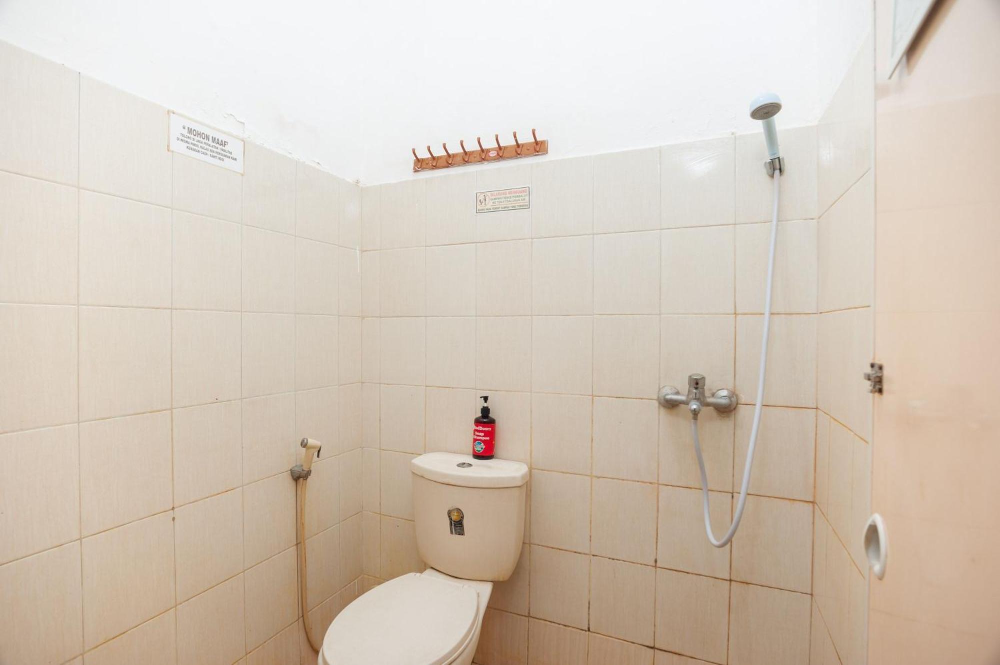 Reddoorz Syariah Near Grand Galaxy Park Hotel Ceger Cameră foto